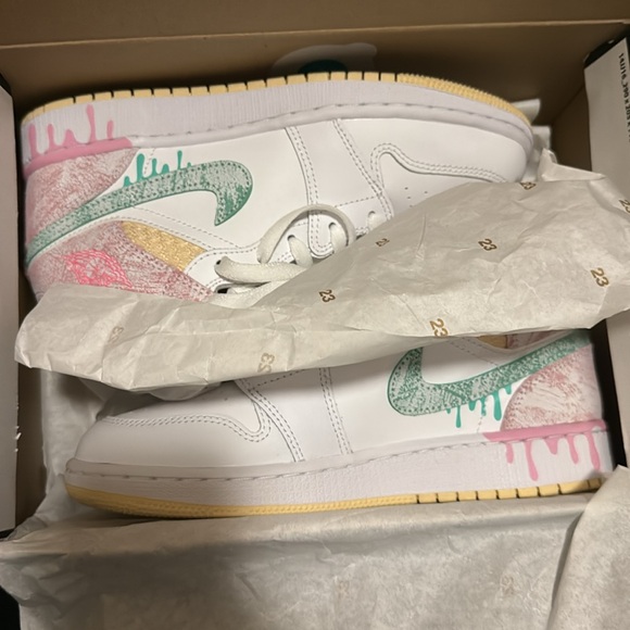 Nike 5.5 Youth Air Jordan 1 MID - Picture 2 of 7